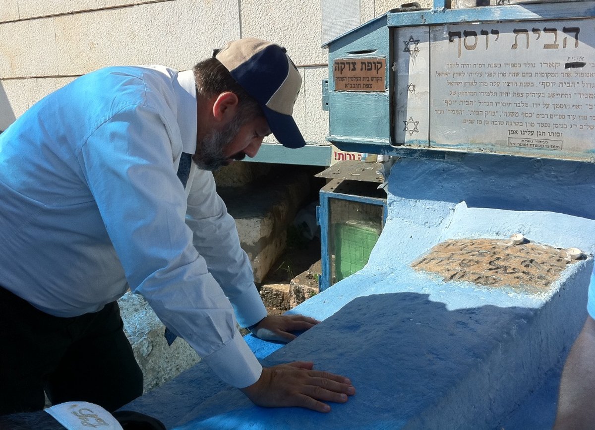 העתיר על קברו. בני אלחרר בקבר הבית יוסף בצפת