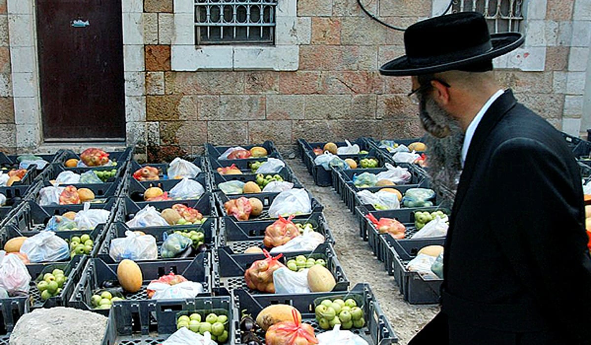 חלוקת אוכל על ידי ארגון חסד חרדי