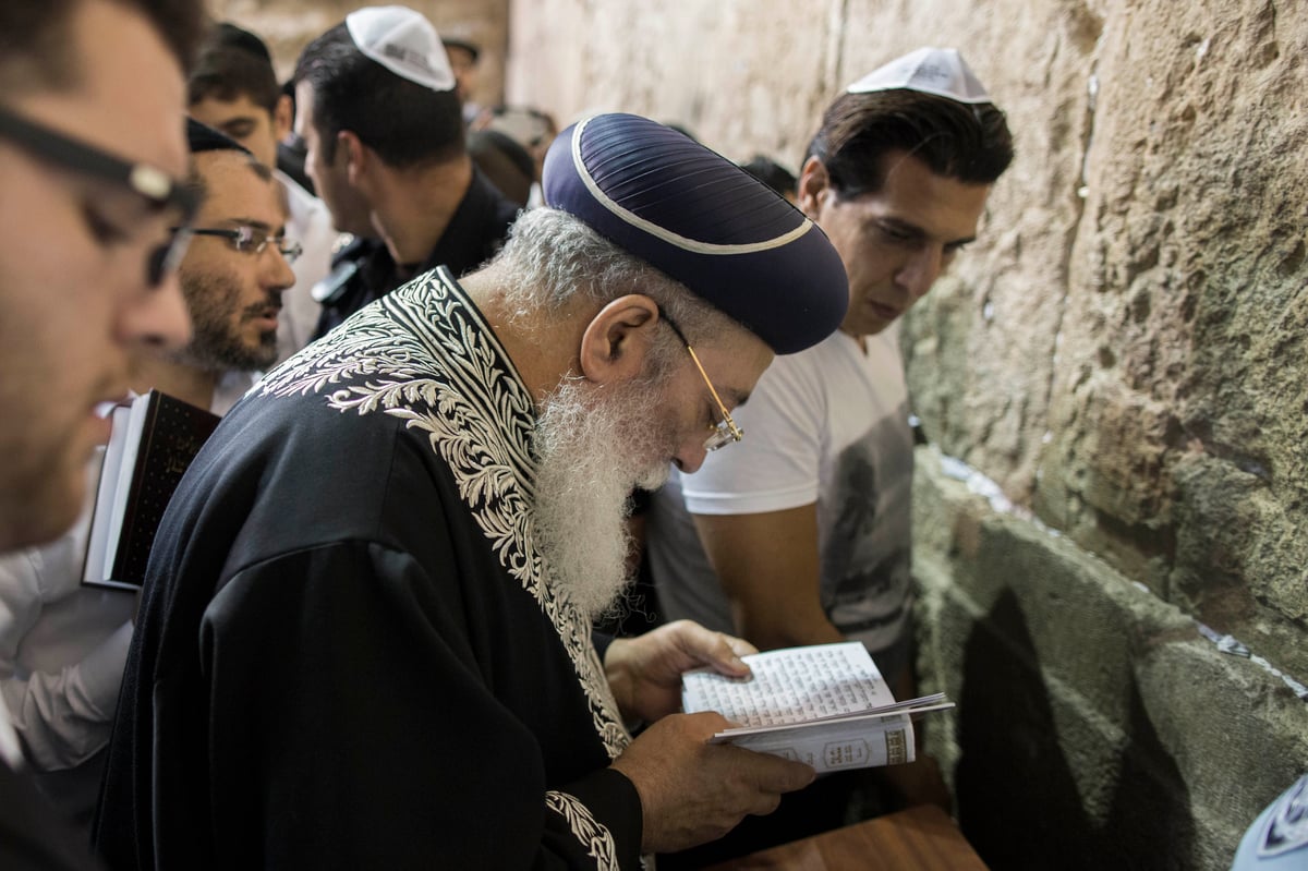 הרב שלמה עמאר בתפילה בכותל, הלילה