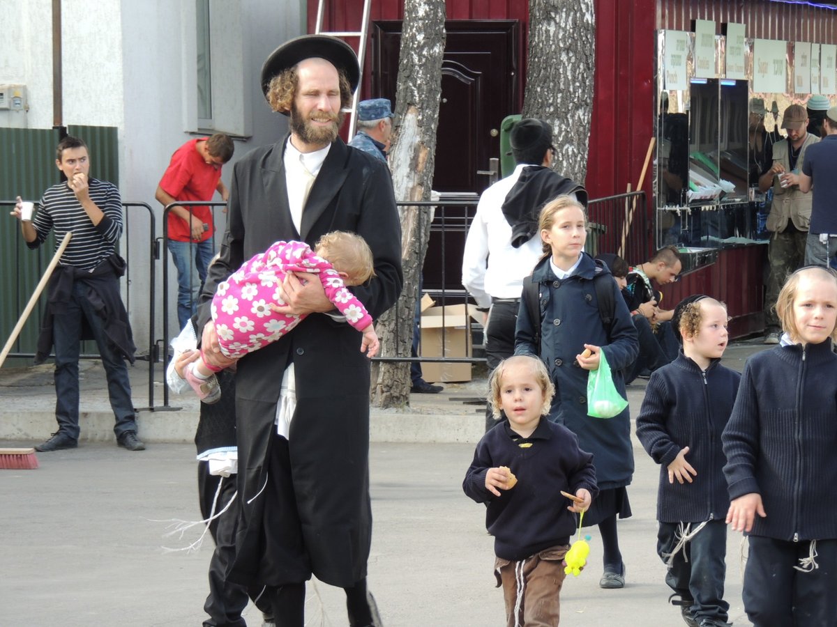 הזרימה לציונו של רבי נחמן מברסלב נמשכת • גלרית ענק