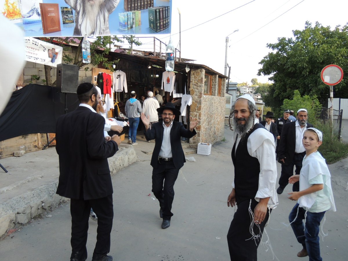 הזרימה לציונו של רבי נחמן מברסלב נמשכת • גלרית ענק