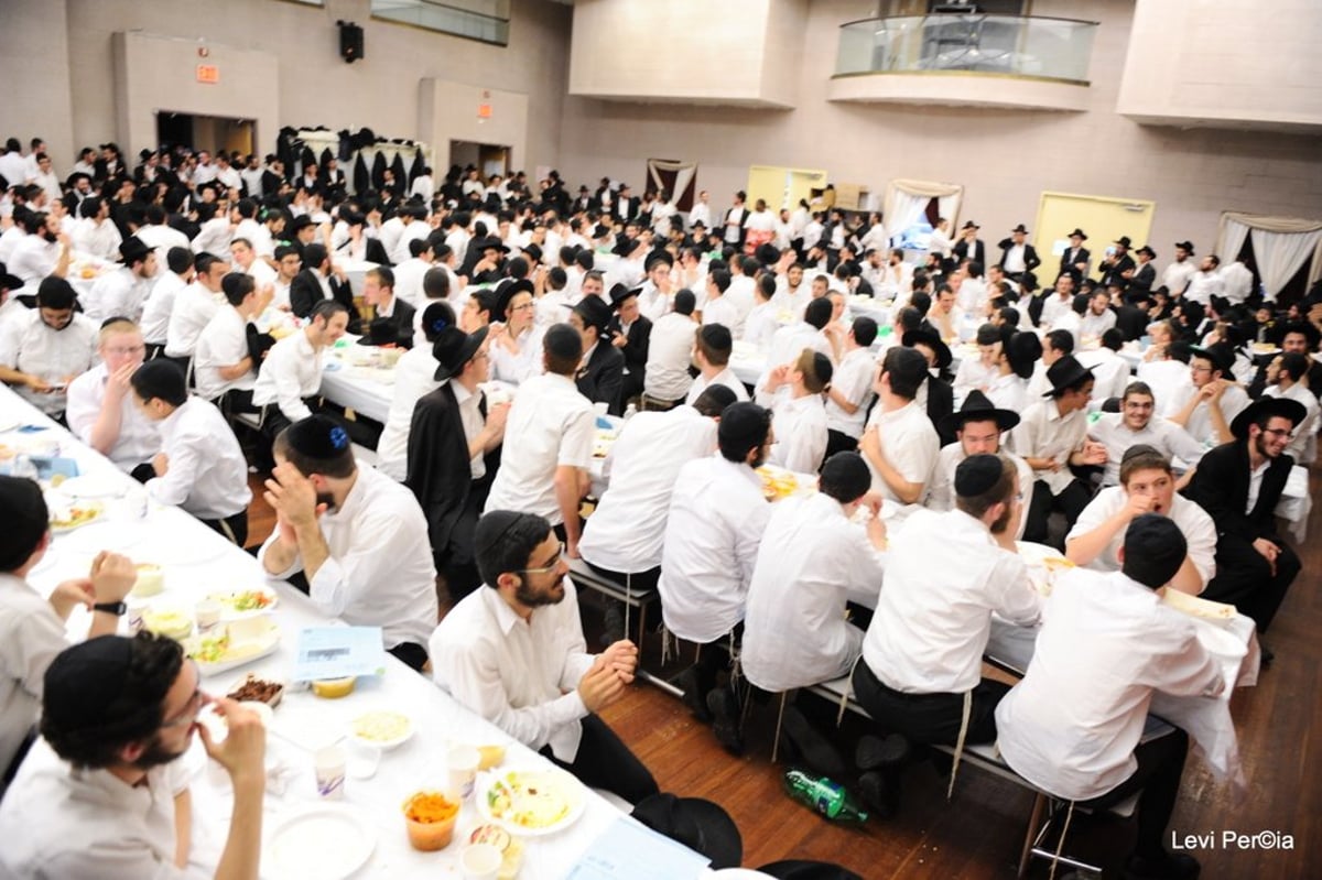 אומן של ניו יורק: אלפי בחורי ישיבות חב"ד שוהים "אצל הרבי"