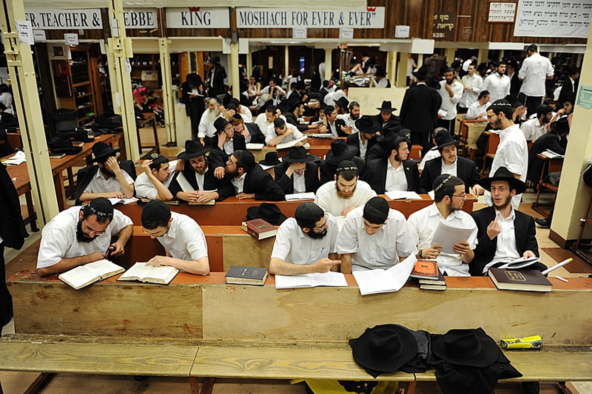 אומן של ניו יורק: אלפי בחורי ישיבות חב"ד שוהים "אצל הרבי"