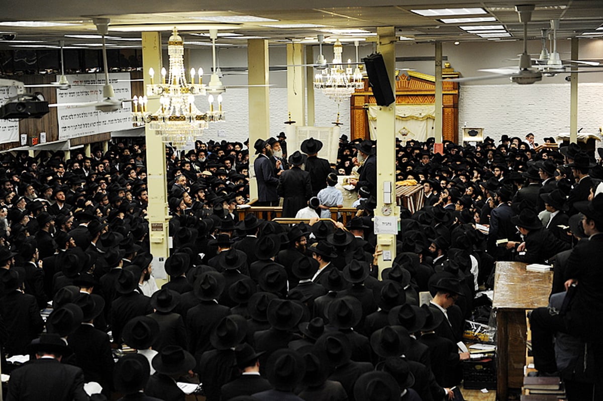 אומן של ניו יורק: אלפי בחורי ישיבות חב"ד שוהים "אצל הרבי"