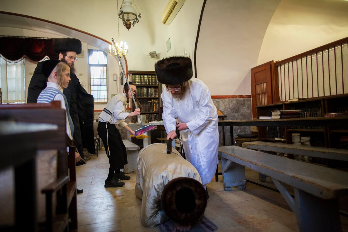 צפו בגלריה: לבושים לבן ומקבלים 40 מלקות