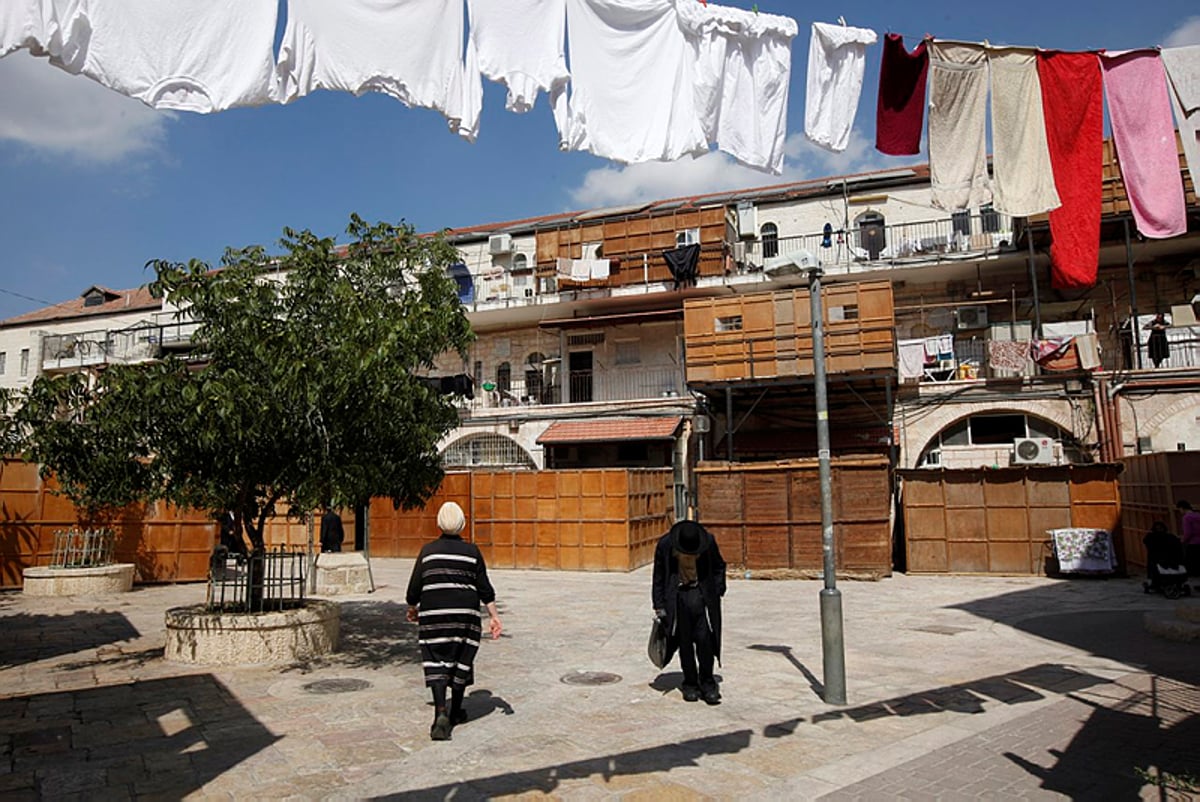 תופעה: בחורי ישיבות בונים סוכות לחילונים בחינם