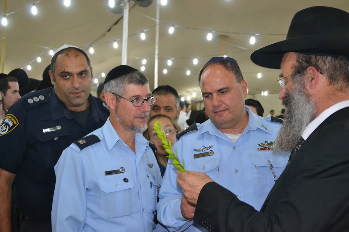 בכירי מחוז תל אביב במשטרה ביקרו בבית הגר"ח קנייבסקי