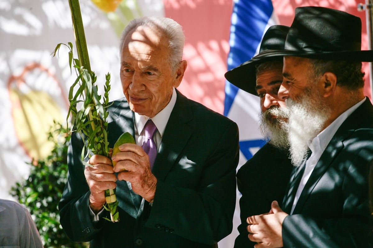 הנשיא שמעון פרס קישט את הסוכה וקיבל ארבעת המינים