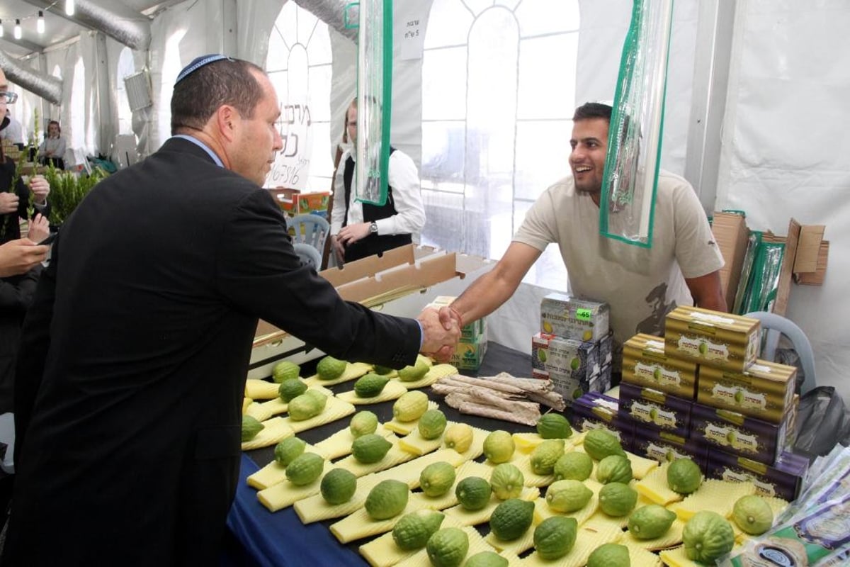 גלריה: ניר ברקת בשוק ארבעת המינים