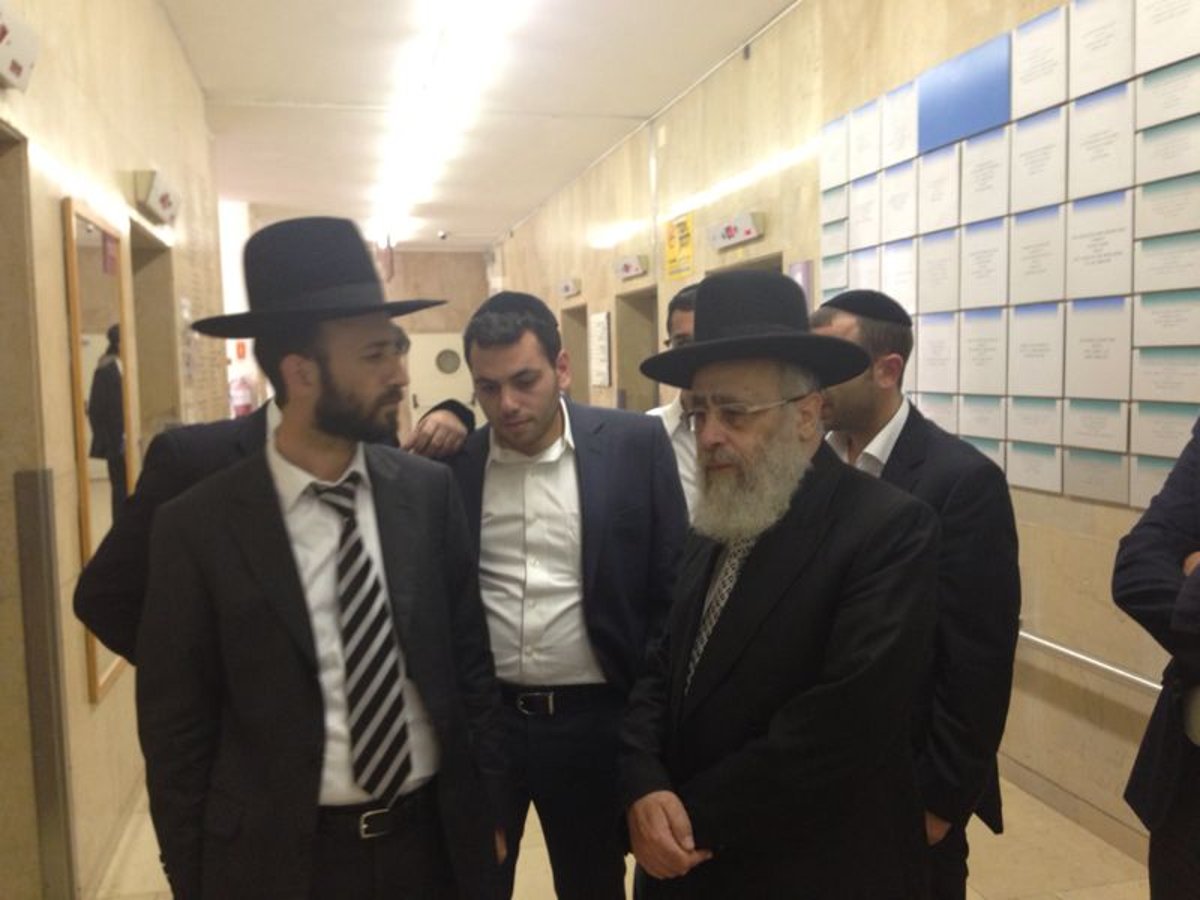 התורה בסכנה • הרופאים: "נשקפת סכנה לחיי הרב עובדיה, אך לא מיידית"