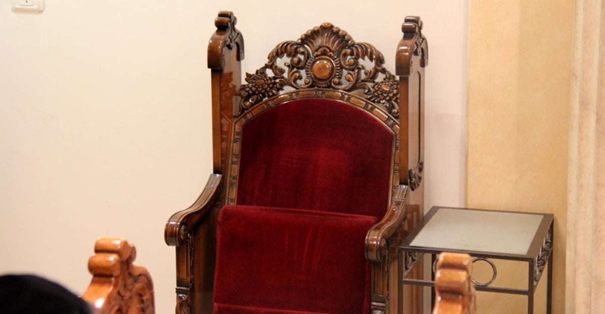 כסאו הריק של מרן הגרח"ע יוסף בבית הכנסת בביתו