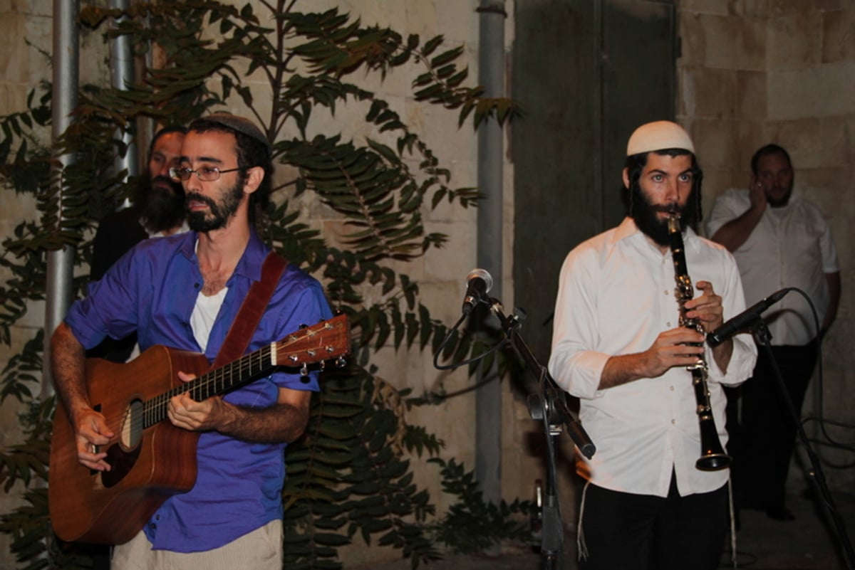 צפו: המתנחלים עשו 'הקפות שניות' מול מגרש הרוסים בי-ם