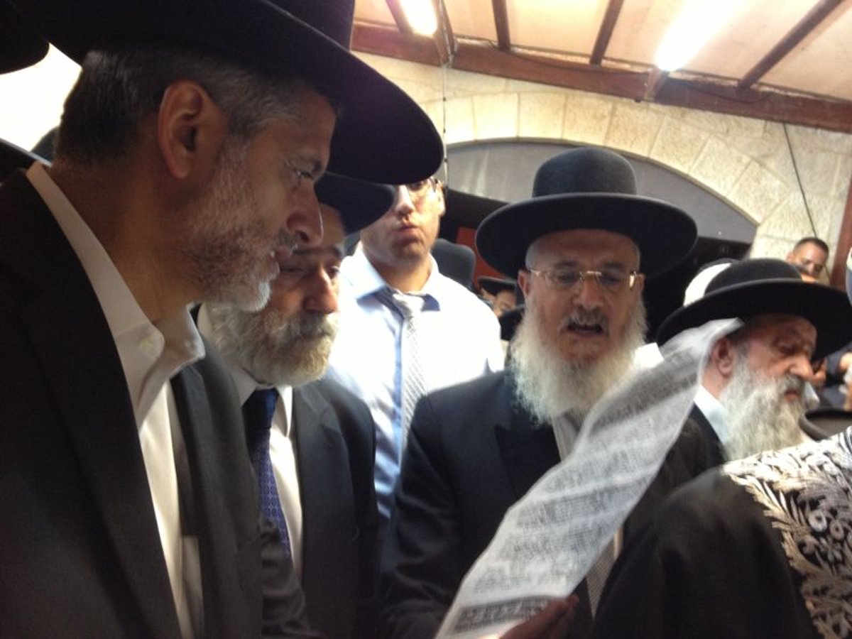 רבבות בעצרת ענק בכותל המערבי לרפואת הגרח"ע