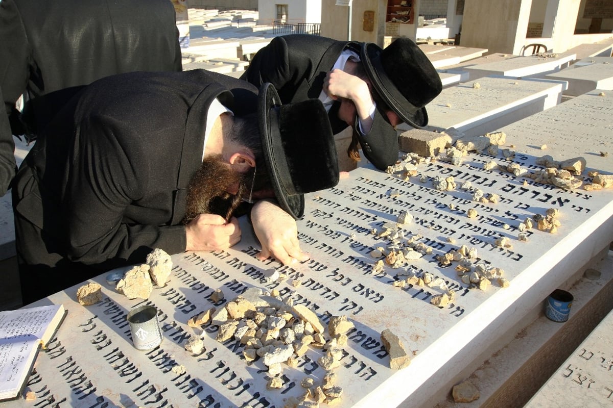 תיעוד: הגר"ח קנייבסקי בציון הגר"א גניחובסקי זצ"ל