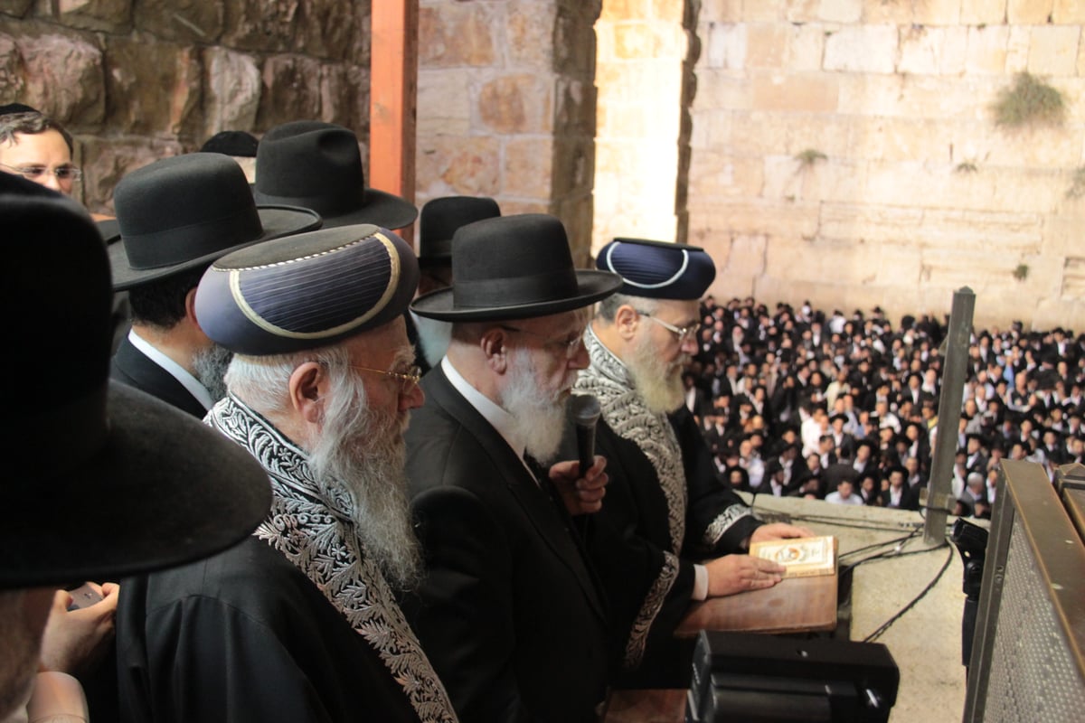 גלריה • רבבות זועקים לרפואת מרן