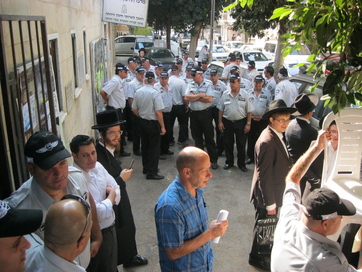 חיפה: פקחים פשטו על בית הכנסת ופינו את המתפללים