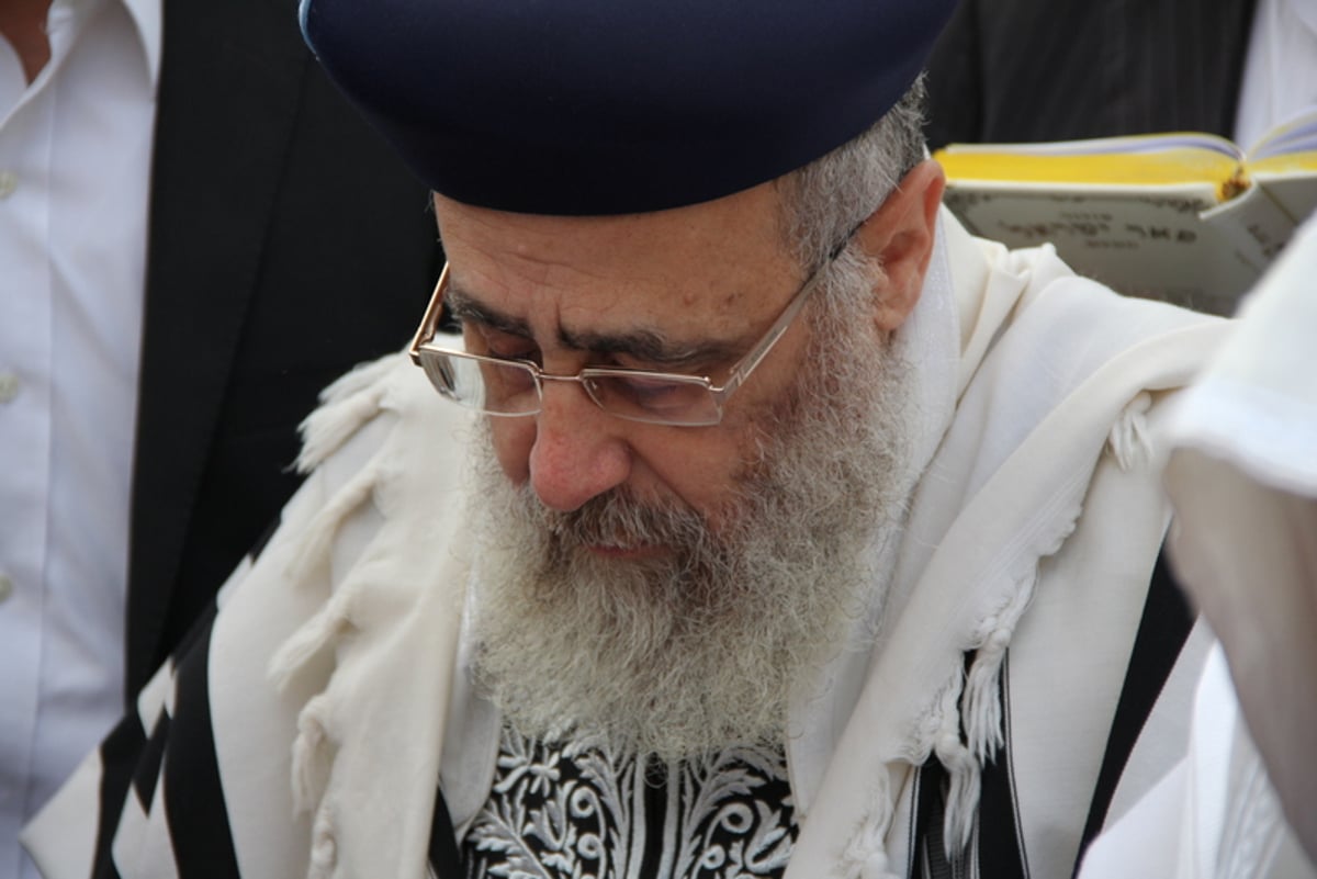 צפו: הראשון-לציון הרב יצחק יוסף מתפלל על אביו