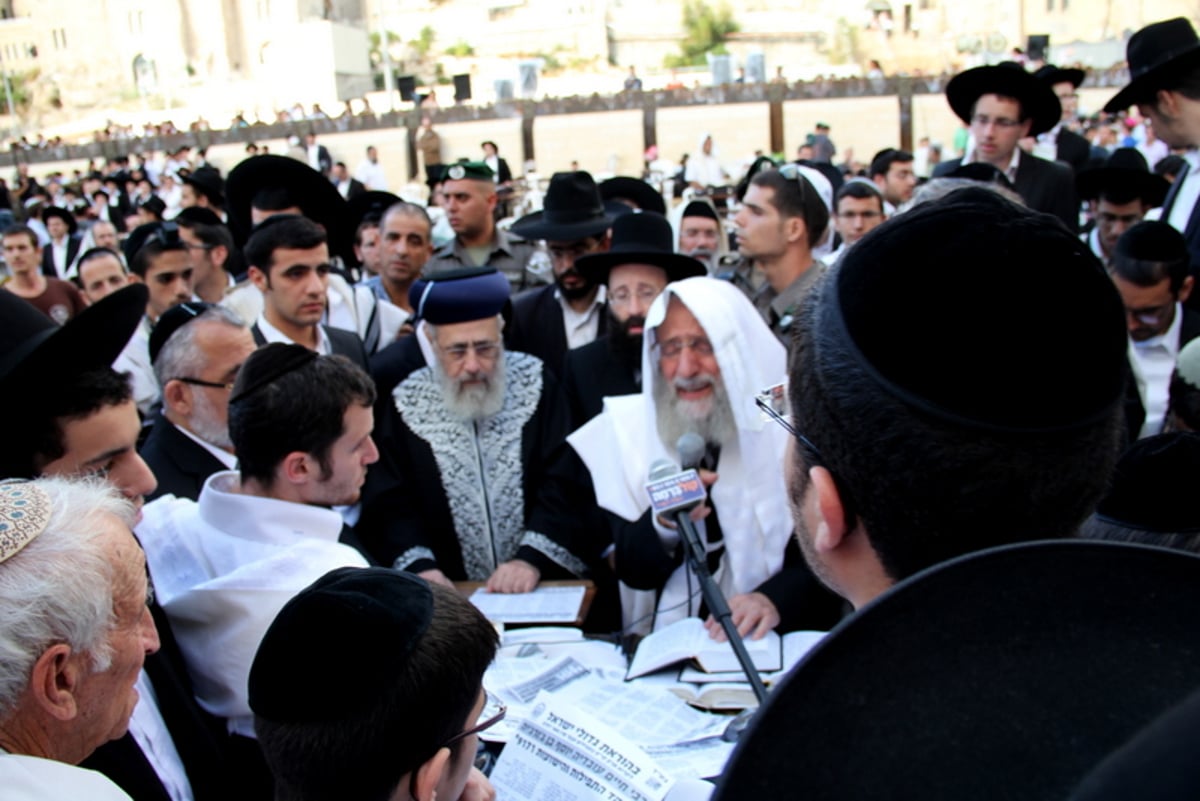 צפו: הראשון-לציון הרב יצחק יוסף מתפלל על אביו
