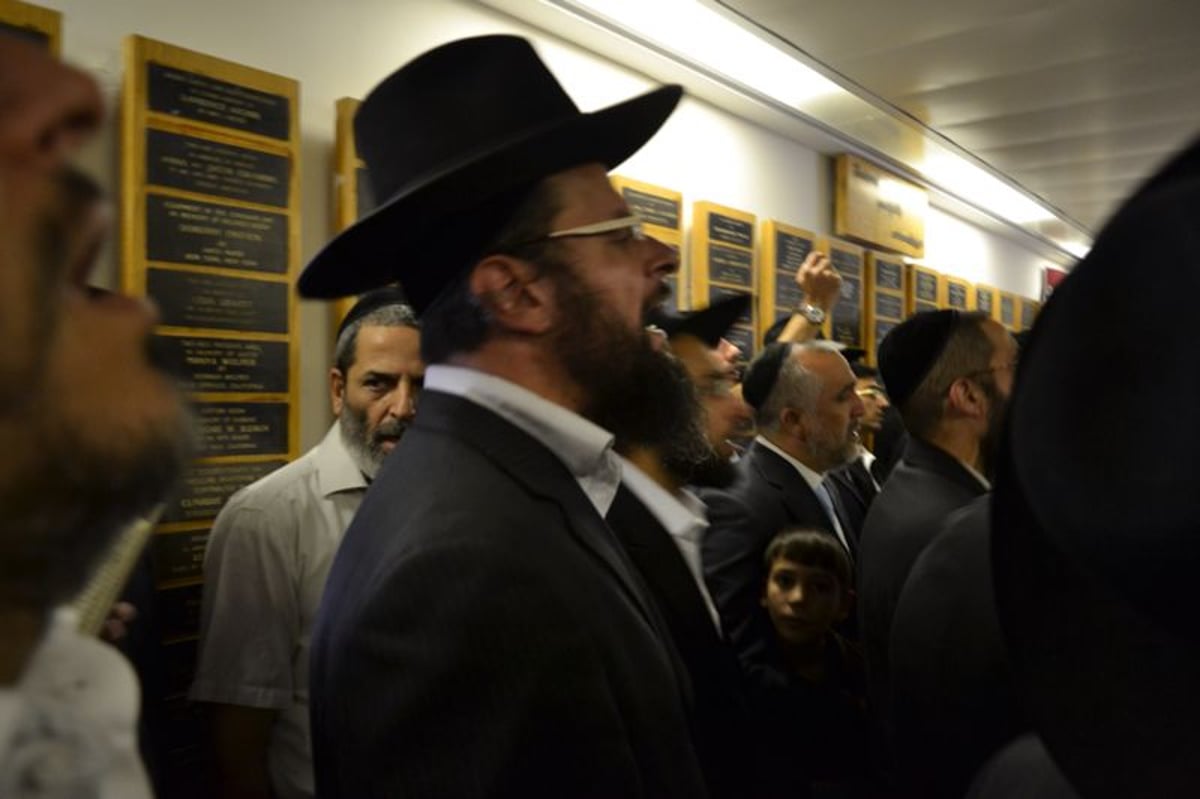 בכיות ותחנונים מחוץ לחדרו של מרן הרב חיים עובדיה יוסף