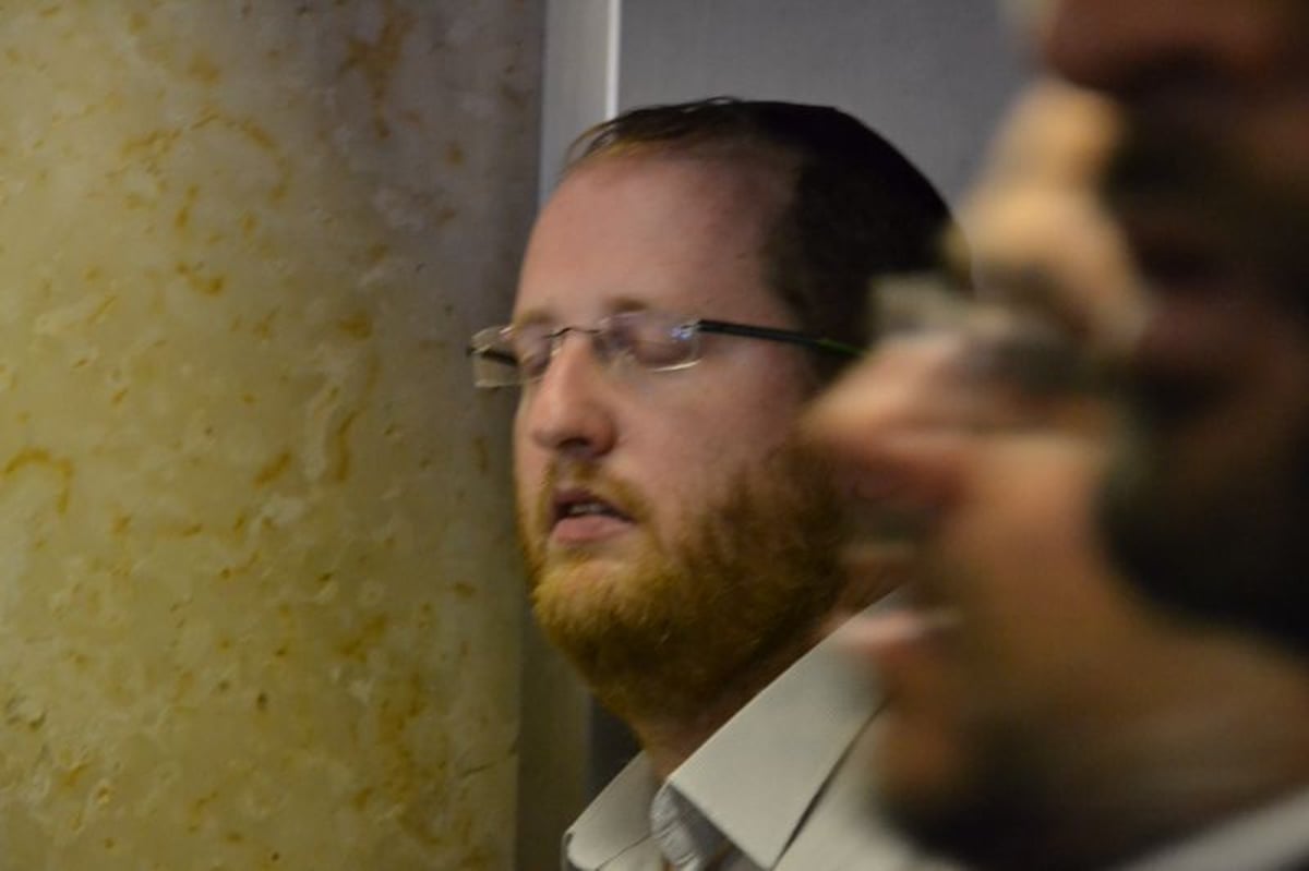 בכיות ותחנונים מחוץ לחדרו של מרן הרב חיים עובדיה יוסף