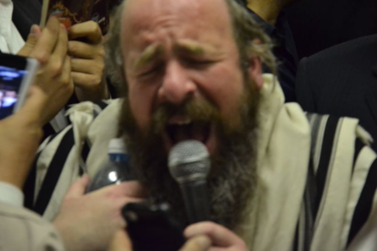 בכיות ותחנונים מחוץ לחדרו של מרן הרב חיים עובדיה יוסף