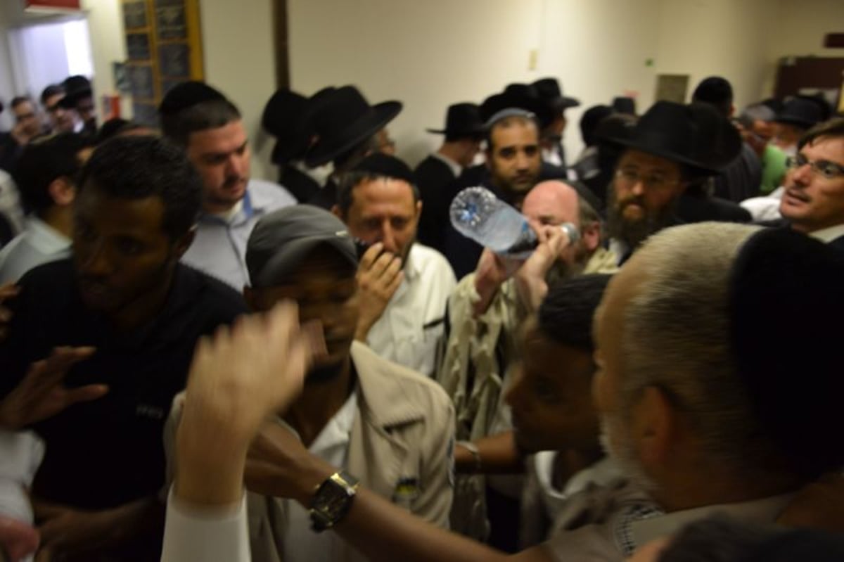 בכיות ותחנונים מחוץ לחדרו של מרן הרב חיים עובדיה יוסף