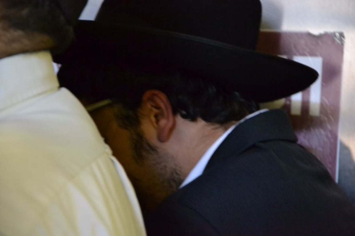 בכיות ותחנונים מחוץ לחדרו של מרן הרב חיים עובדיה יוסף