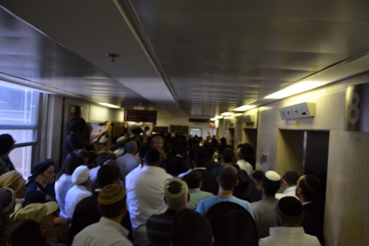 בכיות ותחנונים מחוץ לחדרו של מרן הרב חיים עובדיה יוסף