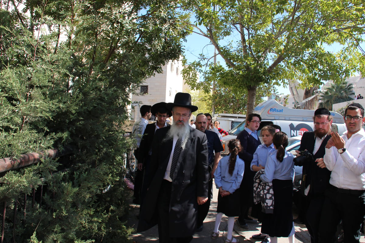 פטירת הרב עובדיה יוסף: בני משפחת יוסף נפרדים בבכי מרחוב הקבלן