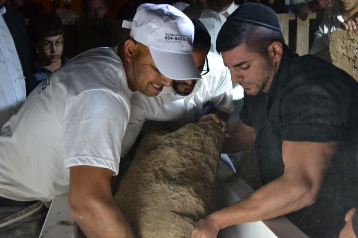 צפו: הקמת מצבה על קברו של מרן