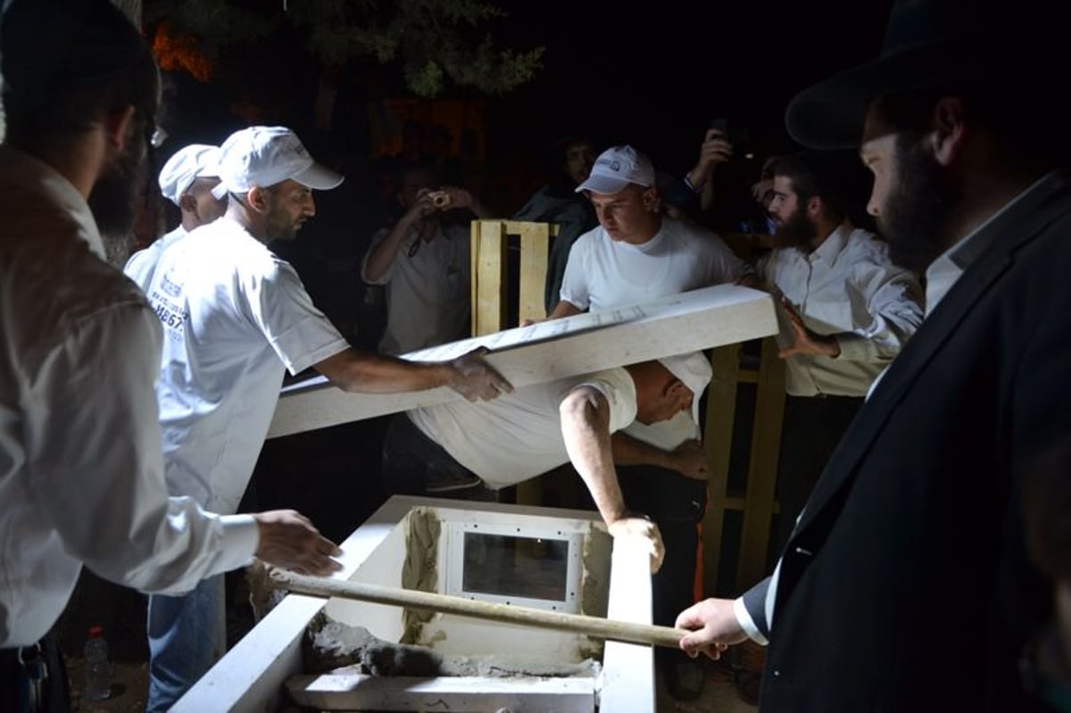 צפו: הקמת מצבה על קברו של מרן