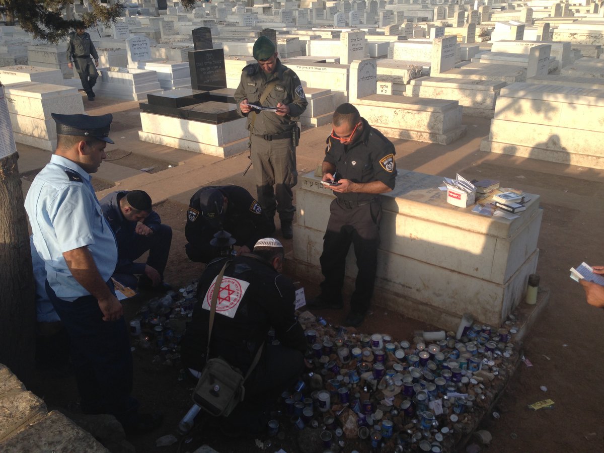 קצינים ושוטרים מתפללים על ציונו של  מרן הגר"ע יוסף