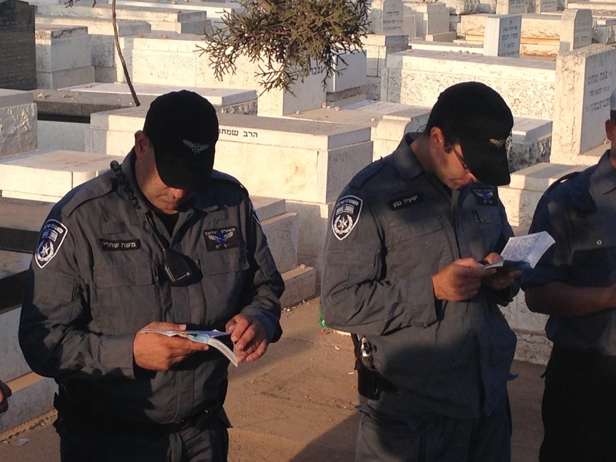 קצינים ושוטרים מתפללים על ציונו של  מרן הגר"ע יוסף