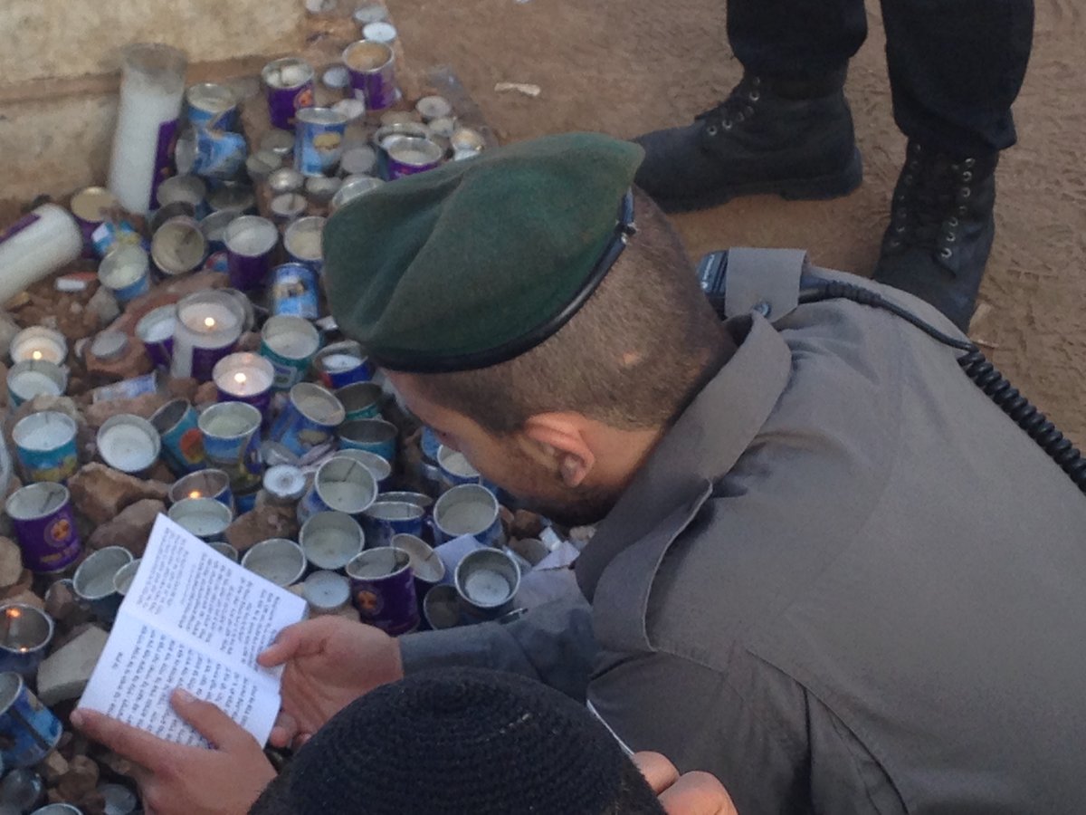 קצינים ושוטרים מתפללים על ציונו של  מרן הגר"ע יוסף