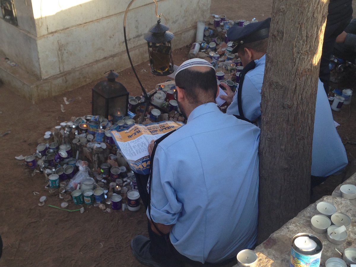 קצינים ושוטרים מתפללים על ציונו של  מרן הגר"ע יוסף