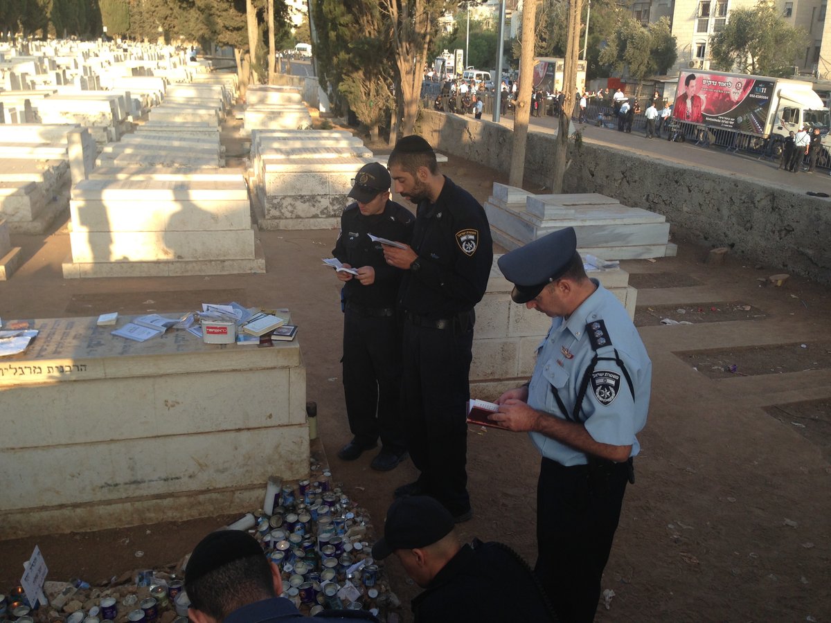 קצינים ושוטרים מתפללים על ציונו של  מרן הגר"ע יוסף