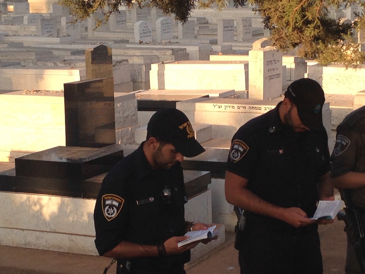 קצינים ושוטרים מתפללים על ציונו של  מרן הגר"ע יוסף