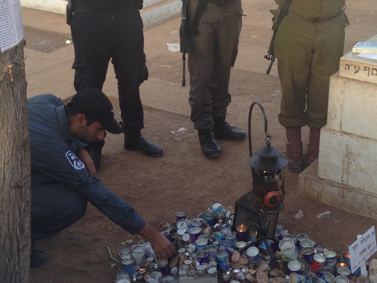 קצינים ושוטרים מתפללים על ציונו של  מרן הגר"ע יוסף