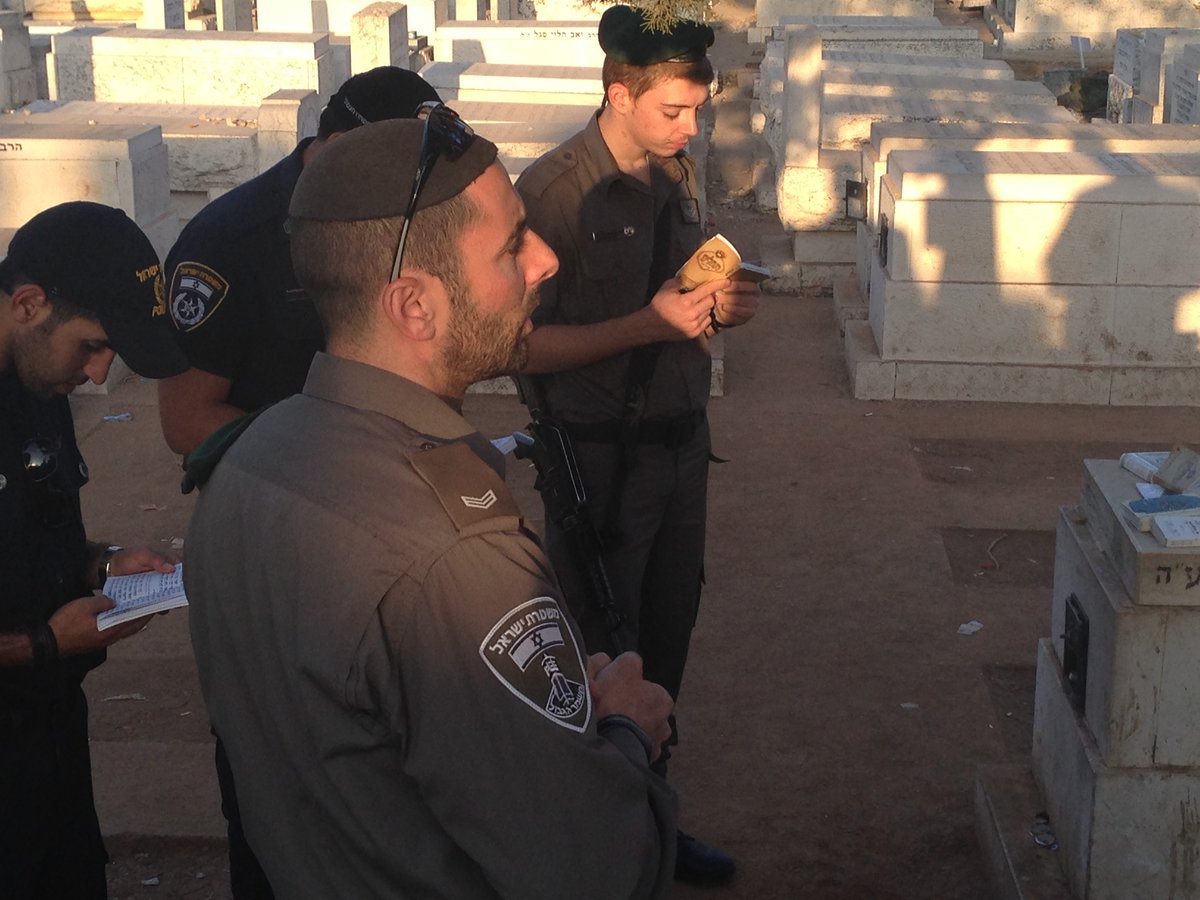 קצינים ושוטרים מתפללים על ציונו של  מרן הגר"ע יוסף