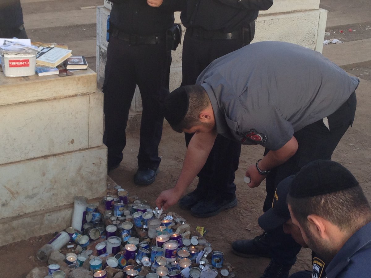 קצינים ושוטרים מתפללים על ציונו של  מרן הגר"ע יוסף