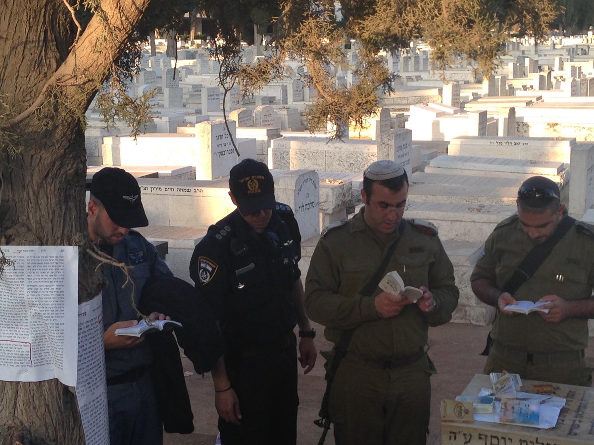 קצינים ושוטרים מתפללים על ציונו של  מרן הגר"ע יוסף