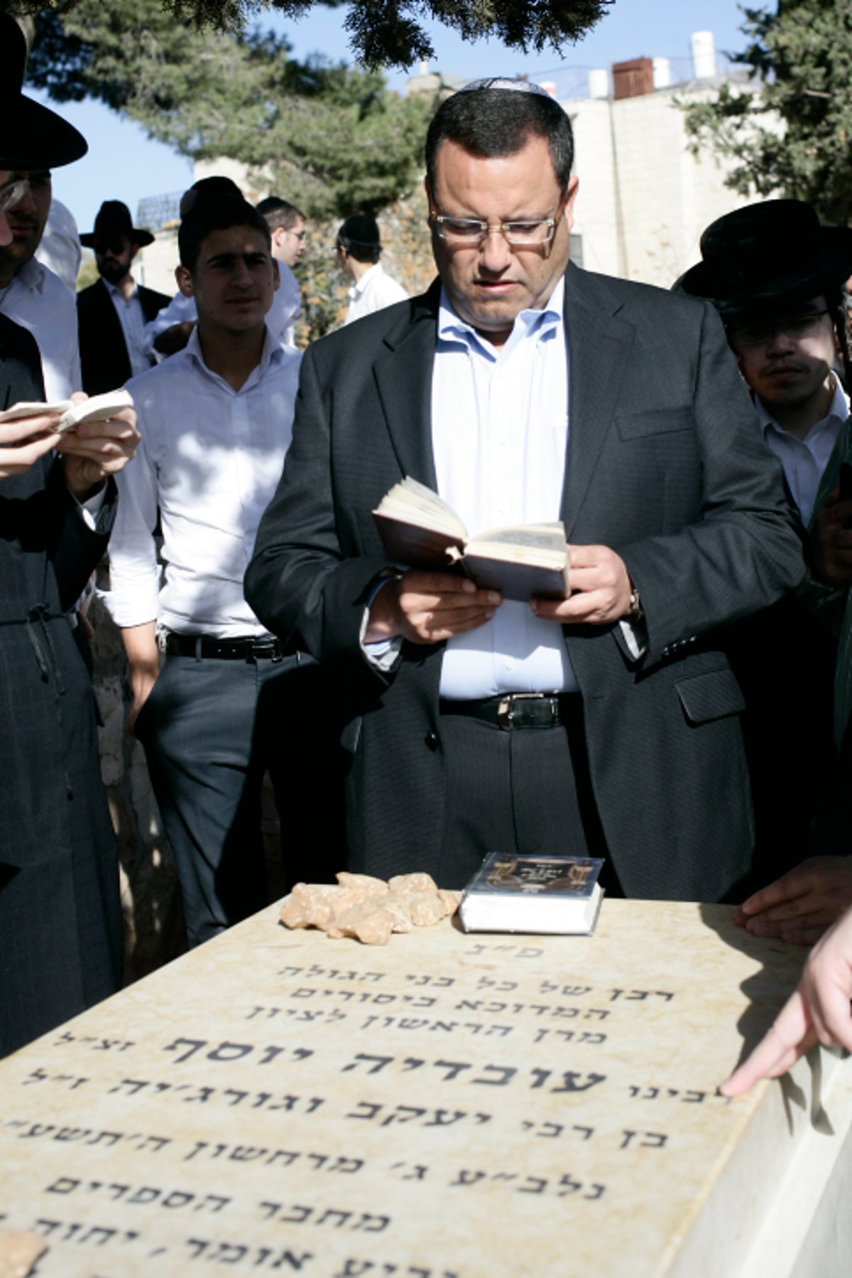 ליאון ודרעי בקבר של מרן הרב עובדיה יוסף