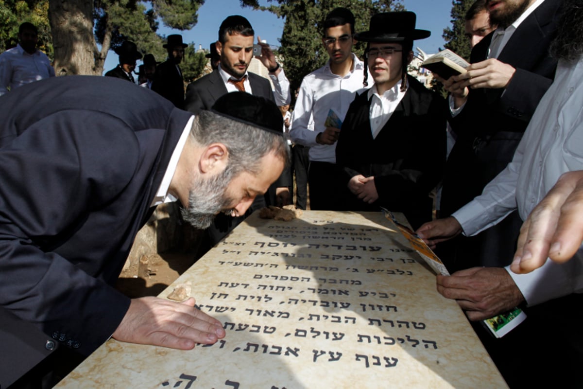 ליאון ודרעי בקבר של מרן הרב עובדיה יוסף