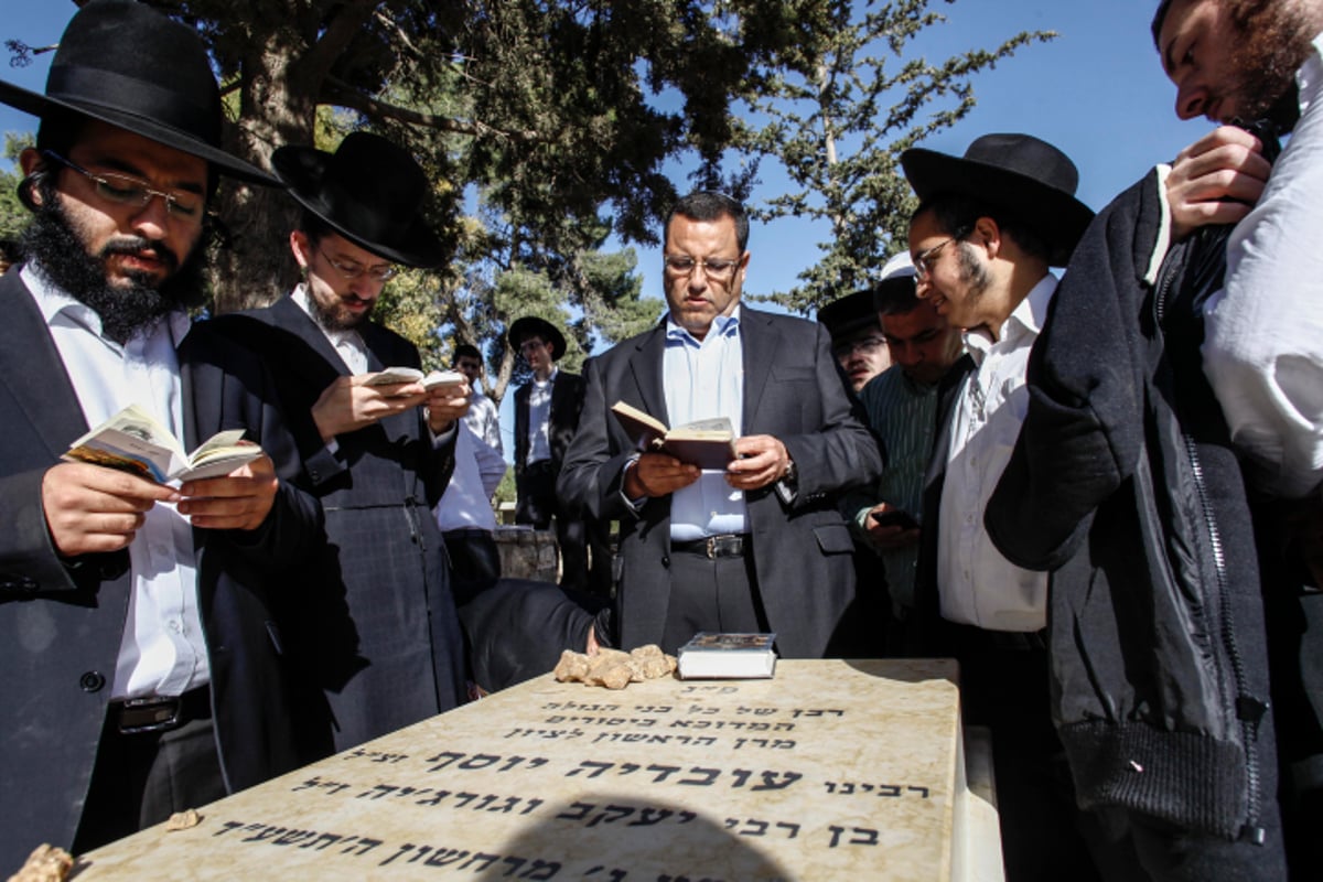 ליאון ודרעי בקבר של מרן הרב עובדיה יוסף