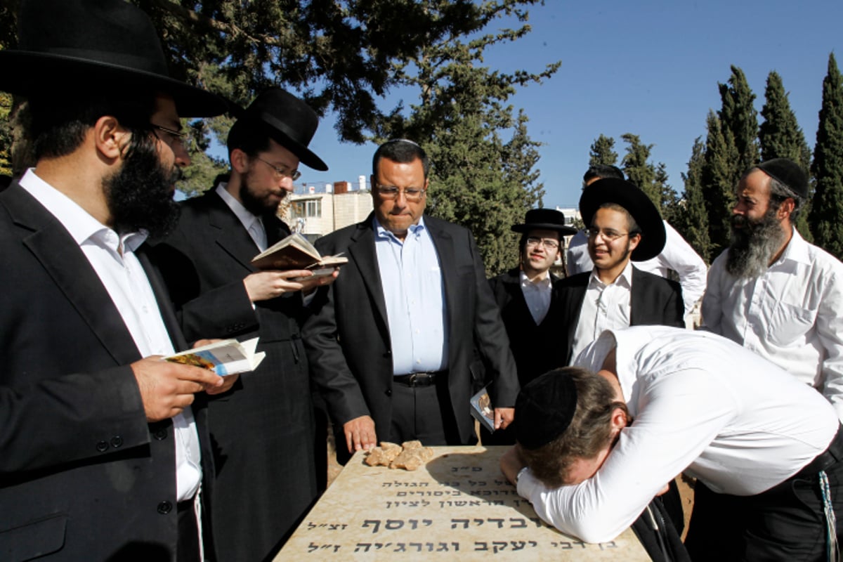 ליאון ודרעי בקבר של מרן הרב עובדיה יוסף