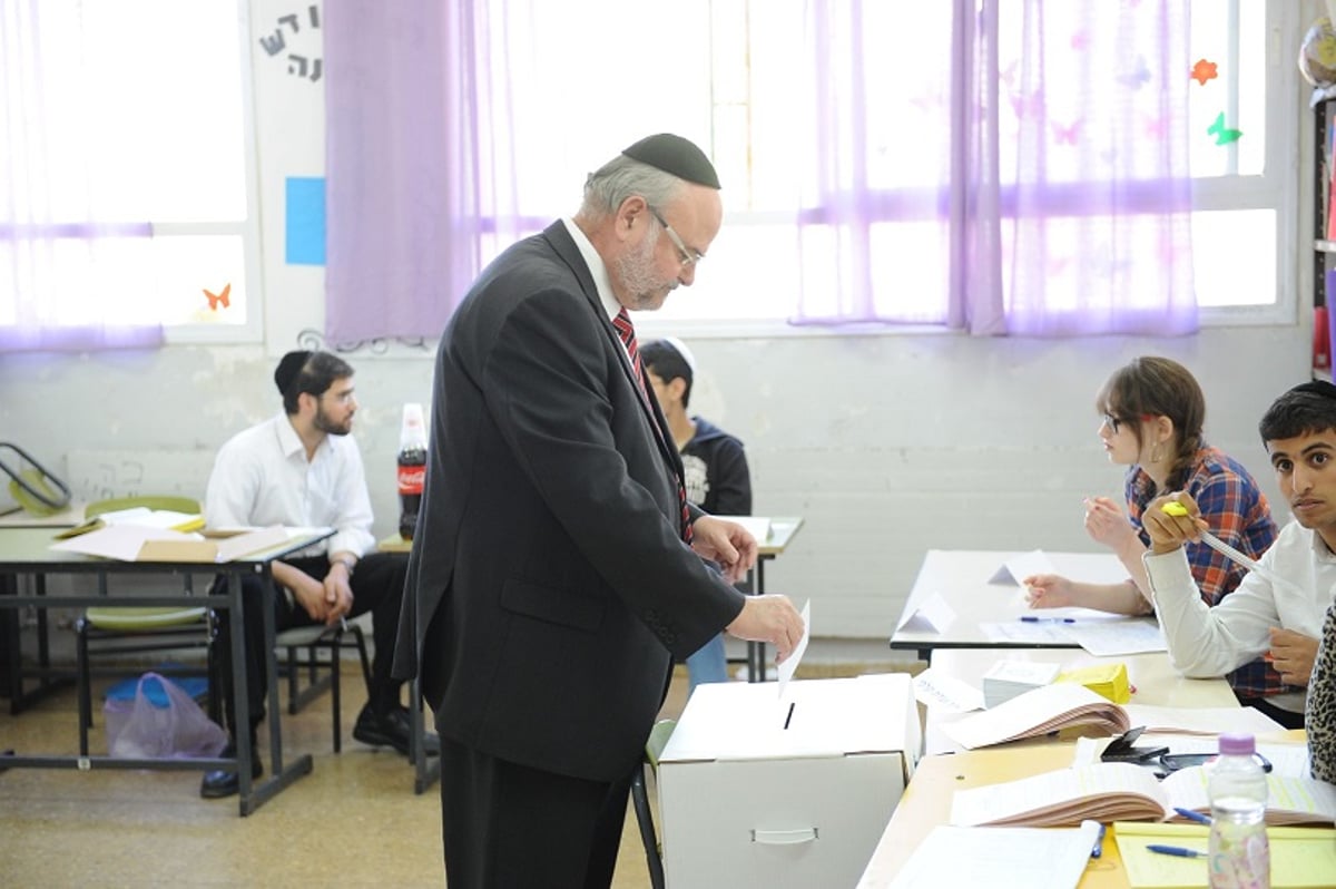 חנוך ורדיגר הצביע עם אביו: "זוהי הצבעה גורלית" • צפו