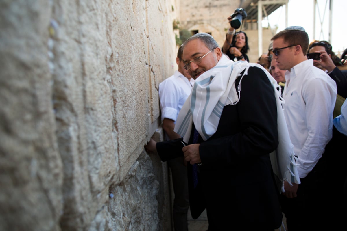 לאחר הזיכוי: אביגדור ליברמן התפלל בכותל