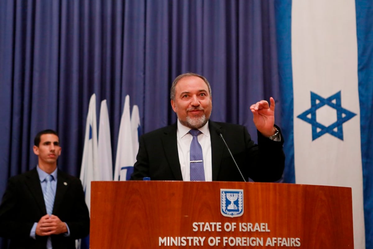 ליברמן שב למשרד החוץ: "מצאתי את המשרד בדיוק כמו שהשארתי"