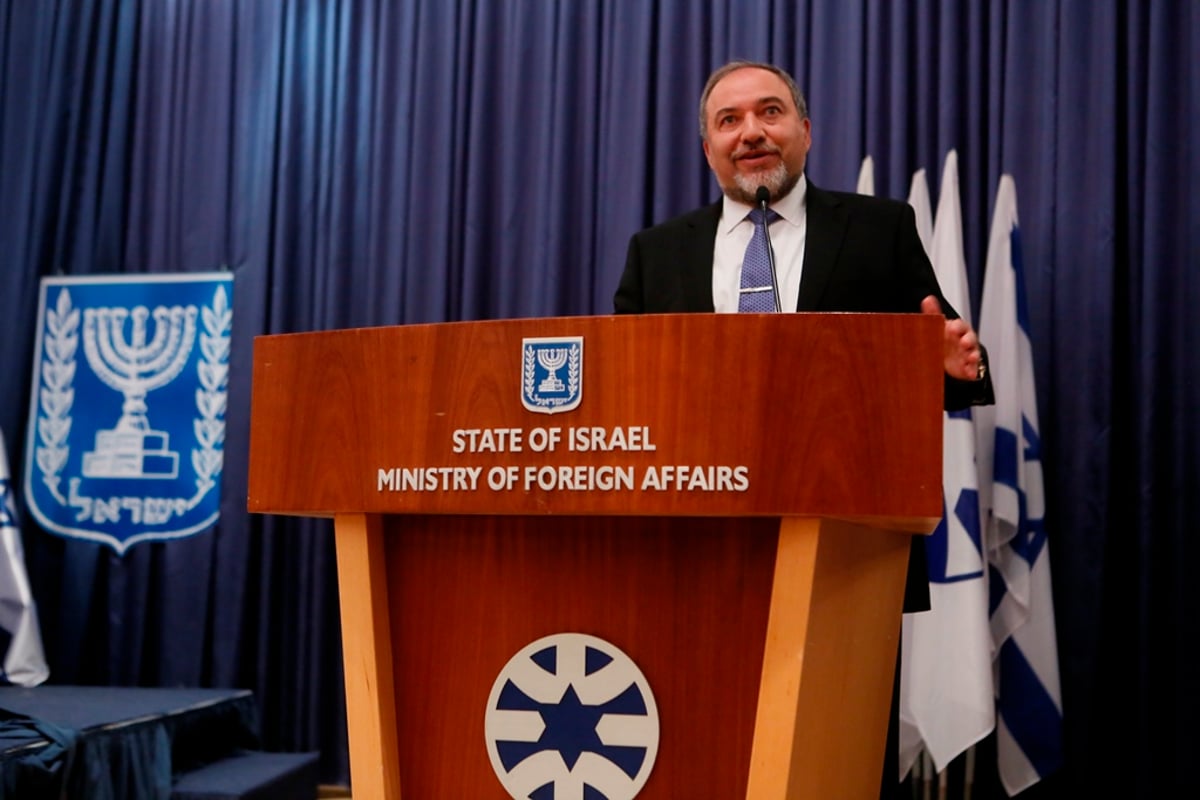 ליברמן שב למשרד החוץ: "מצאתי את המשרד בדיוק כמו שהשארתי"