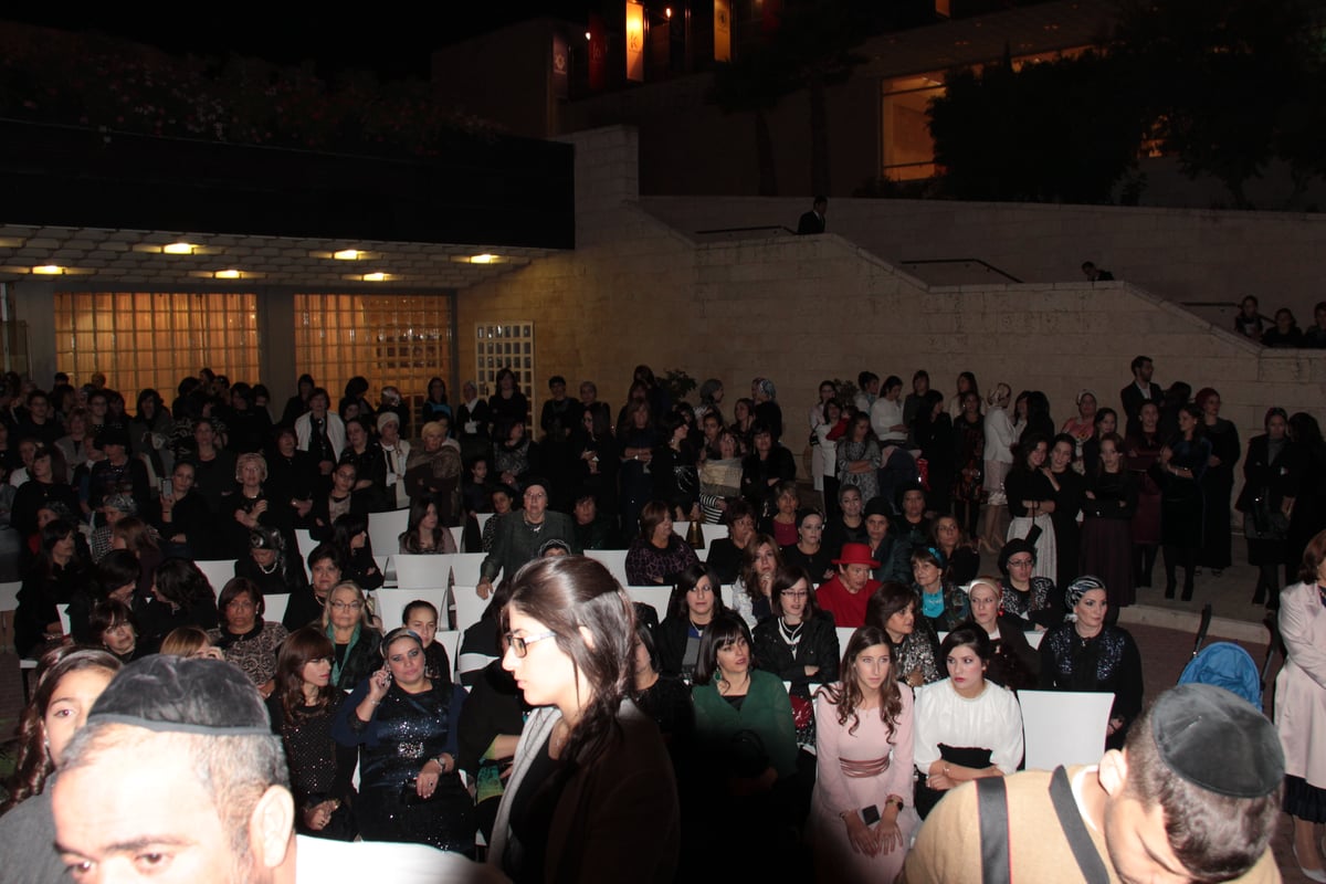 צפו: הגר"מ יוסף פרץ בבכי בחופת בתו